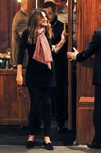 Carla Bruni, a punto de dar a luz, concede una entrevista a la televisión