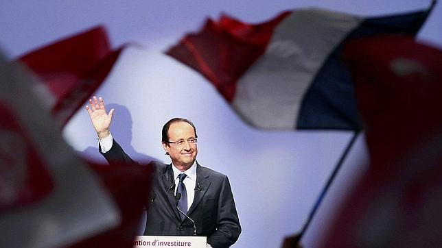 Hollande ya es el rival oficial de Sarkozy