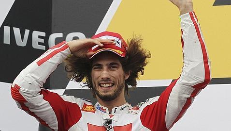 Fans de todo el mundo lloran la muerte del carismático piloto Marco Simoncelli