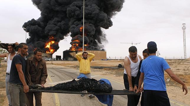 Más de cien muertos tras la explosión de dos tanques de combustible en Sirte