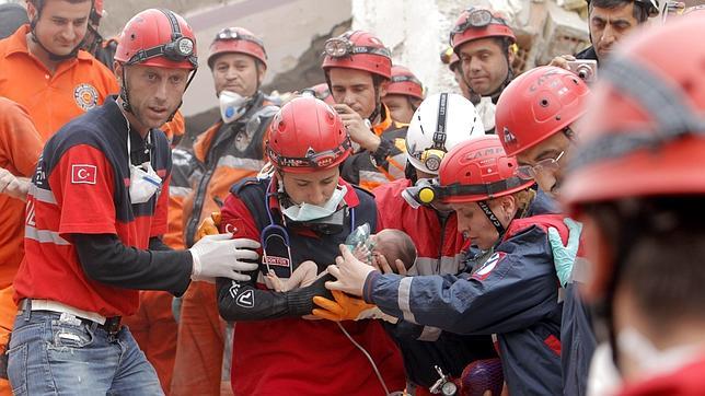 Rescatan vivo a un bebé de 14 días entre los escombros del terremoto de Turquía