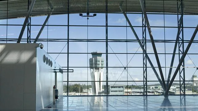Aena pretende privatizar también el control del aeropuerto de Lavacolla