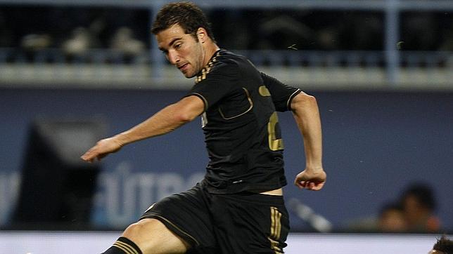 Un gol de Higuaín resuelve un partido gris