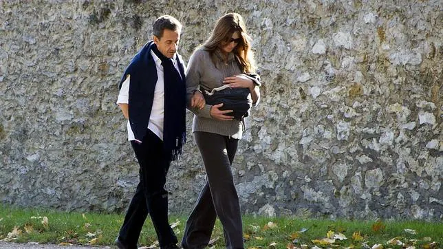 Las primeras fotos de Nicolás Sarkozy y Carla Bruni con su hija Giulia