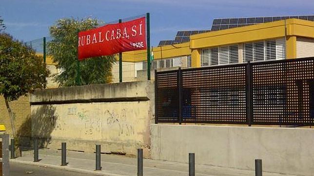 El PSOE «vende» a Rubalcaba en centros públicos andaluces