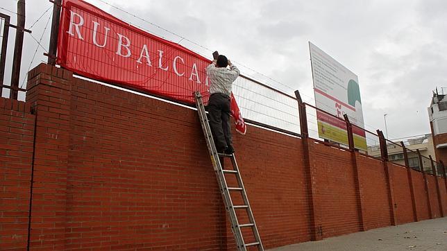 El PSOE retira, dos días después, el cartel de Rubalcaba de un colegio