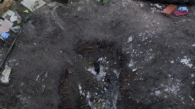 Una tumba de cal viva en el jardín de casa