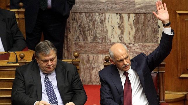 Papandreu gana el voto de confianza y propone un gobierno de consenso