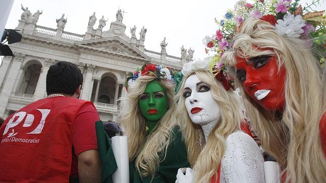 Miles de italianos salen a la calle para pedir la dimisión de Berlusconi