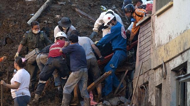 Un alud de tierra deja a 29 muertos y 20 desaparecidos en el centro de Colombia