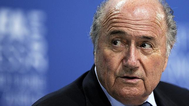 El Gobierno británico pide la dimisión de Blatter