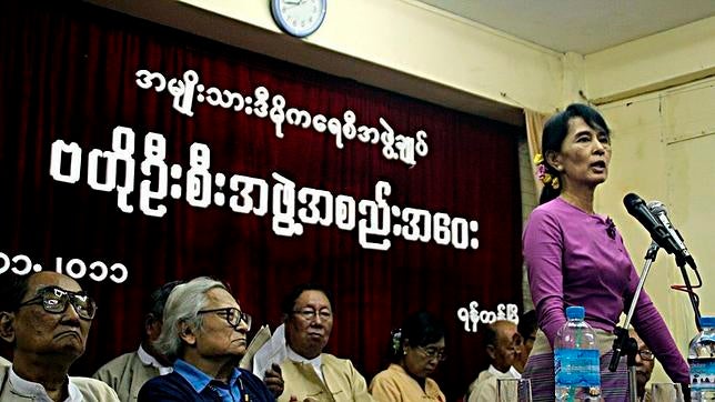 La líder birmana Suu Kyi se presentará a las elecciones tras 20 años de resistencia
