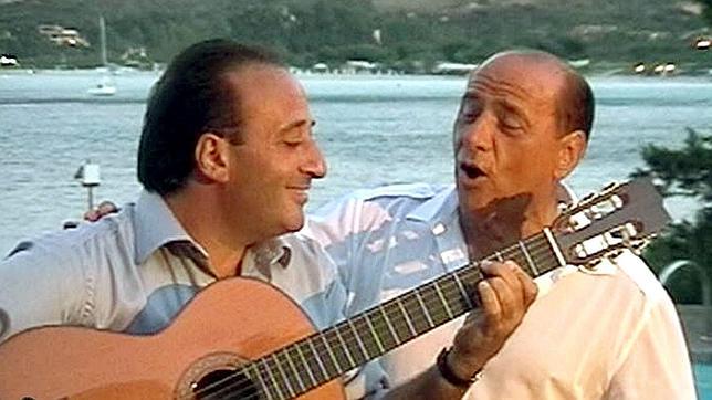 Berlusconi le canta al «verdadero amor» con Mariano Apicella