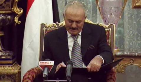 El presidente de Yemen firma al fin su salida del poder