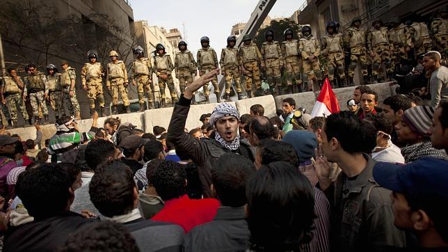 El Ejército egipcio levanta un muro para contener a los manifestantes de Tahrir