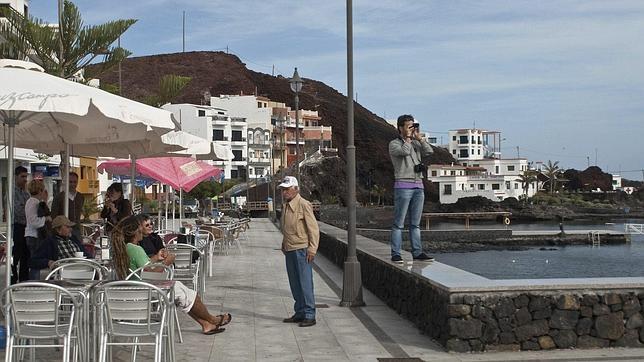 Una erupción submarina en El Hierro hace emerger abundantes fragmentos de lava humeante
