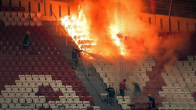 Un incendio que se extiende por Lisboa tras el derbi