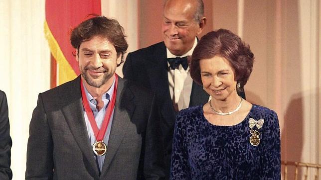 La Reina entrega las Medallas de Oro de su instituto a Javier Bardem y Ferran Adrià