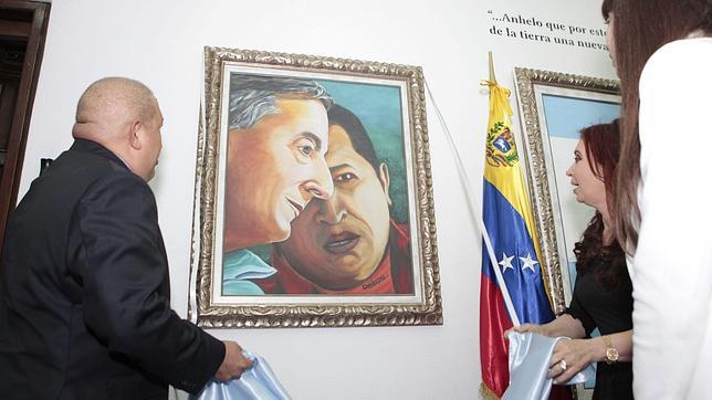 Chávez regala a Cristina un cuadro de Néstor Kirchner
