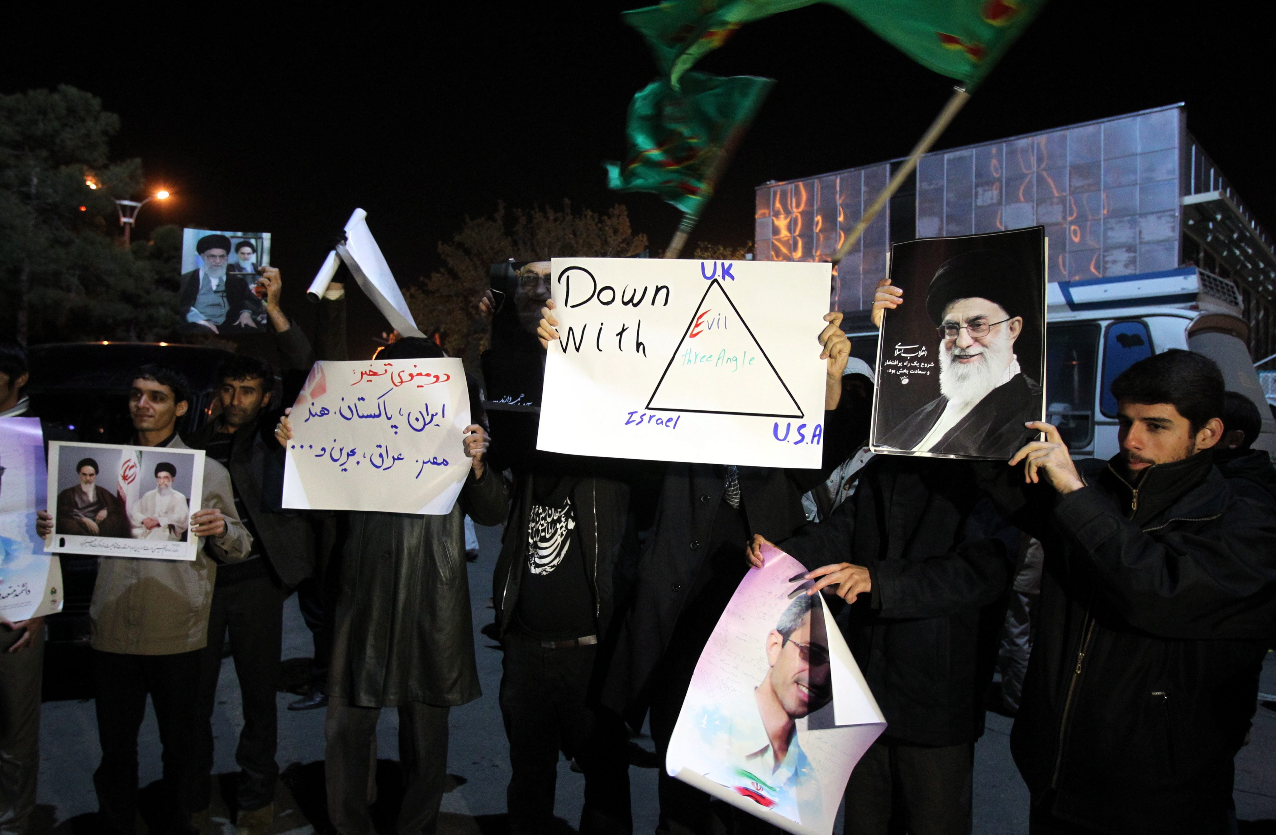 Reciben a los diplomáticos al grito de «Muerte a Inglaterra»