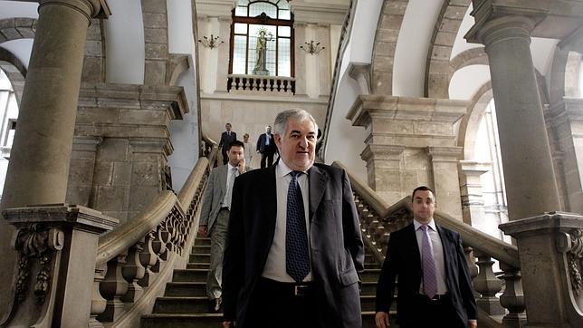 Conde-Pumpido adelanta su cese