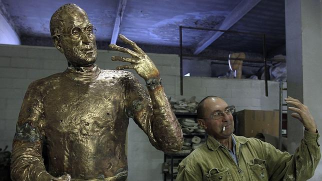 Steve Jobs «revive» bañado en bronce en Budapest