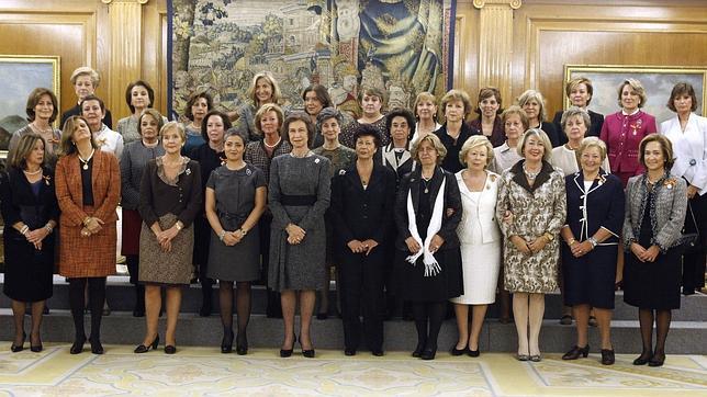 La Reina se reúne con las Damas de los Ejércitos y la Guardia Civil