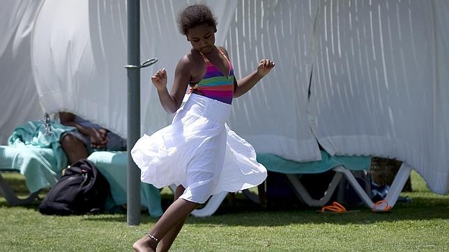 Obama prohíbe a sus hijas usar Facebook