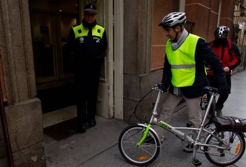 Bicis sí, pero no en el «parking» oficial