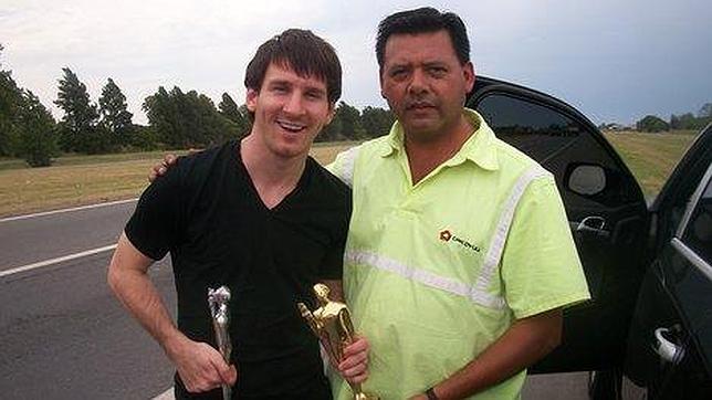 Un bombero «rescata» a Messi y Mascherano tras un pinchazo