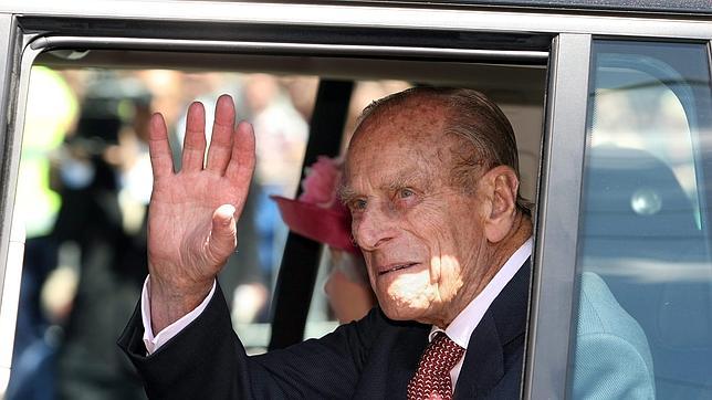 Isabel II visita a su esposo, Felipe de Edimburgo, tras su operación de corazón