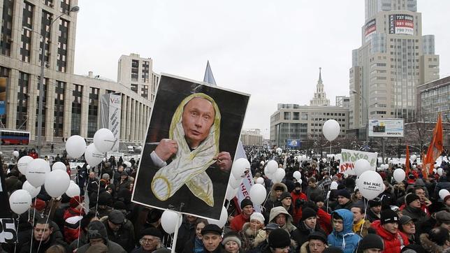 El Kremlin responde a los miles de manifestantes prometiendo acelerar la ley de partidos