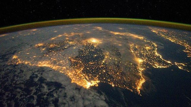 La Península Ibérica, vista desde el espacio por la noche