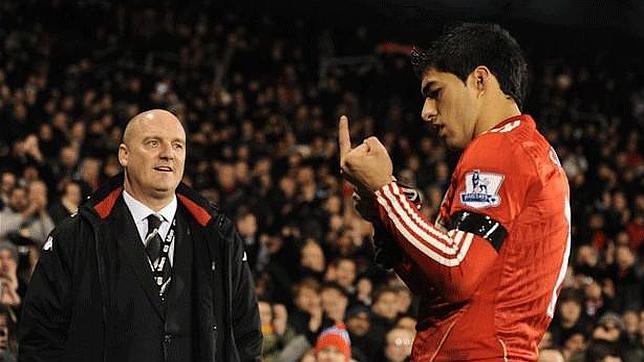Otro partido de sanción para Luis Suárez  por su peineta a la afición del Fulham