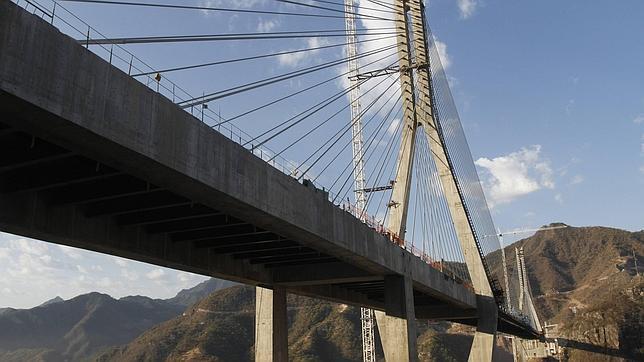 Maletín tierra principal Guijarro México construye el puente colgante más alto del mundo