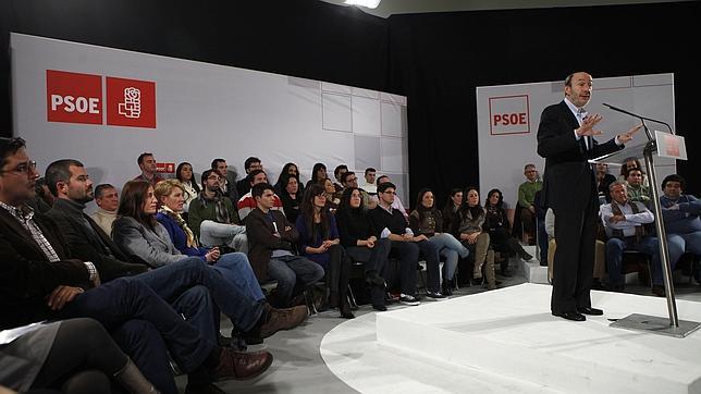 Rubalcaba acusa a Rajoy de engañar cuando dice que desconocía el déficit real