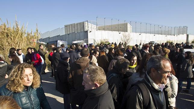 Los funcionarios catalanes de prisiones endurecen sus protestas por los recortes