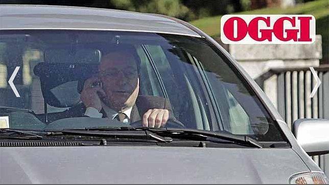 El presidente del BCE, Mario Draghi, pillado hablando por el móvil y sin cinturón al volante