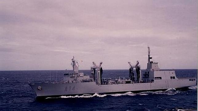 La Armada detiene a seis piratas somalíes y mata a otro tras ser atacada en el Índico