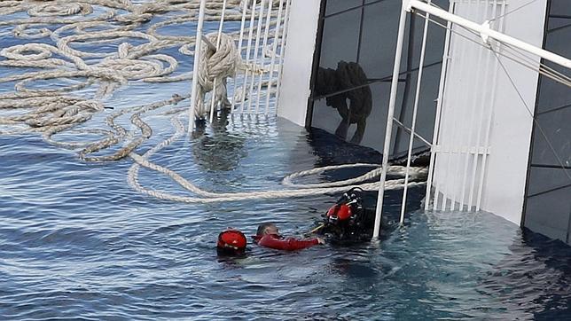 Localizan otros cinco cadáveres en el casco del crucero Costa Concordia