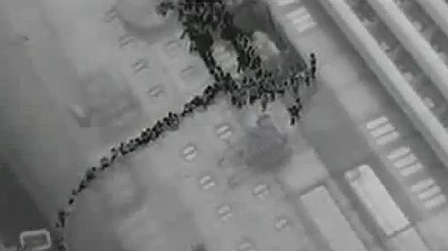 El vídeo de la noche del rescate del Concordia: en fila como hormigas hacia los botes