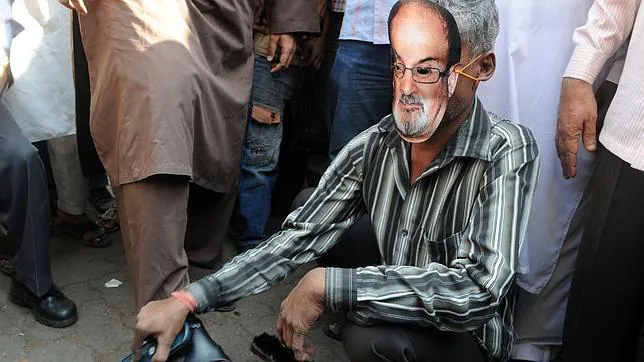 Salman Rushdie, amenazado por grupos islamistas en la India