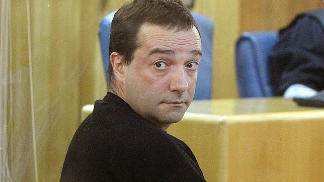 Cartuchos de balas en los calzoncillos y 5.000 euros en los zapatos de un etarra