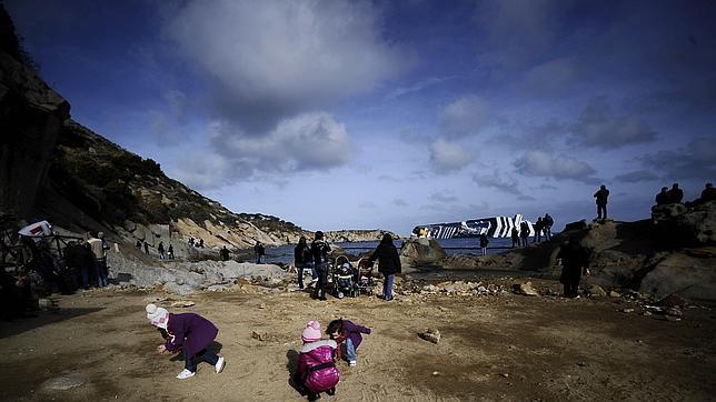 La búsqueda en el «Concordia», sin fecha de finalización tras haber sido localizados 13 cuerpos