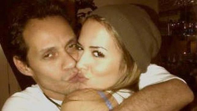Jennifer López en una muñeca de Marc Anthony y su nueva novia Shannon de Lima en la otra