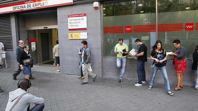 El Banco de España avisa de que el paro llegará al 23,4% sin reformas «ambiciosas»