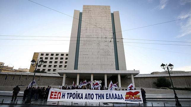 Sindicalistas comunistas tratan de impedir el acceso de la «troika» en Atenas