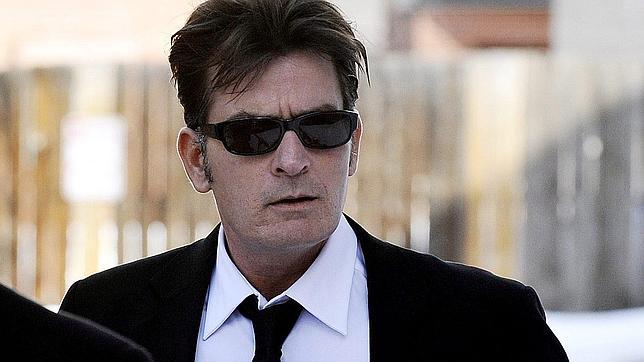 Charlie Sheen no guarda rencor a su productor de «Dos hombres y medio», Chuck Lorre