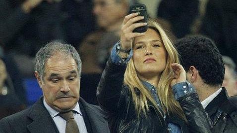 Bar Refaeli triunfó en el palco del clásico