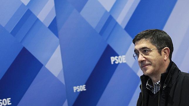 Rajoy se reúne con Patxi López para recalcar su firmeza ante ETA